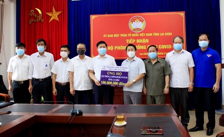 Ban lãnh đạo Công ty Điện lực Lai Châu trao tượng trưng số tiền ủng hộ Quỹ phòng, chống dịch Covid-19 tỉnh