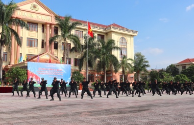 Cán bộ, chiến sỹ Phòng PK02 Công an tỉnh biểu diễn võ thuật tại Lễ phát lệnh ra quân