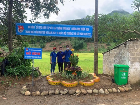 Mô hình "Cải tạo điểm tập kết rác thải thành vườn hoa" của Huyện đoàn Phong Thổ