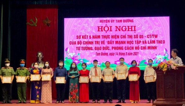 Đồng chí Tẩn Thị Quế - TUV, Bí thư Huyện ủy trao Giấy khen cho các tập thể có thành tích xuất sắc trong học tập và làm theo tư tưởng, đạo đức, phong cách Hồ Chí Minh, giai đoạn 2016 - 2021