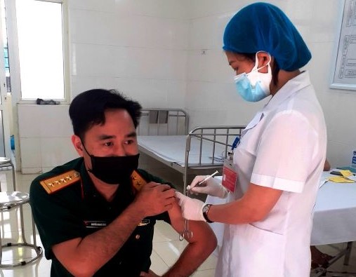 Cán bộ, chiến sĩ Bộ CHQS tỉnh tham gia tiêm Vắc xin phòng Covid – 19 tại Bệnh viện Quân y 109