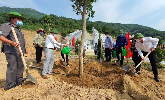 Đại biểu tham gia trồng cây tại khuôn viên di tích lịch sử cách mạng bản Lướt, xã Mường Kim