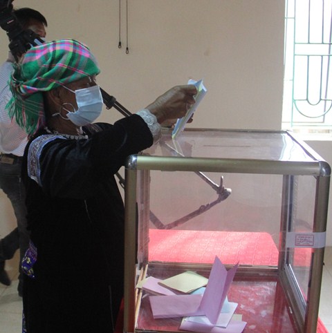 Cử tri Bản Cư Nhà La, xã Sùng Phài, thành phố Lai Châu tham gia bỏ phiếu