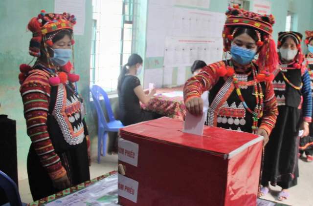 Cử tri khu phố số 7, thị trấn Mường Tè, huyện Mường Tè tham gia bỏ phiếu.