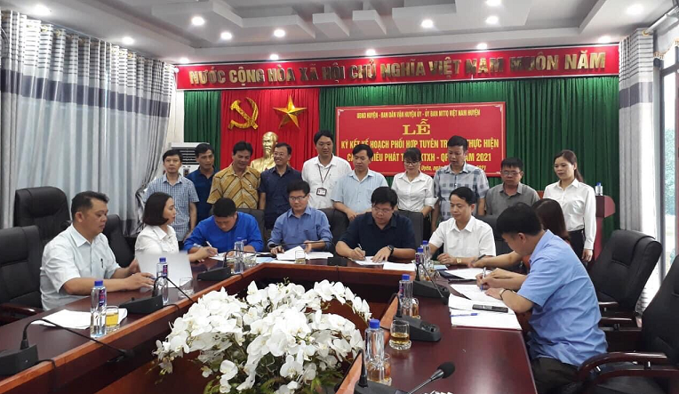 Lãnh đạo UBND huyện, Ban dân vận huyện ủy, UBMTTQ và các đoàn thể huyện Than Uyên ký kết kế hoạch phối hợp tuyên truyền về phát triển kinh tế - xã hội, đảm bảo Quốc phòng – an ninh năm 2021