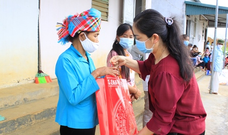 Lãnh đạo Công đoàn Báo Lai Châu tặng quà cho bệnh nhân chạy thận