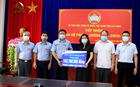 Ban Giám đốc Công ty Xăng dầu Lai Châu trao ủng hộ Quỹ phòng, chống dịch Covid-19 tỉnh