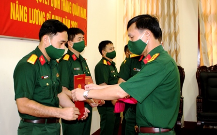 Đồng chí Đại tá Trần Văn Bắc, UVBTV Tỉnh ủy, Chỉ huy trưởng Bộ CHQS tỉnh trao quyết định cho các đồng chí sỹ quan được thăng quân hàm