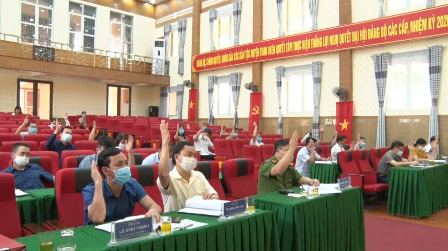 Các đồng chí Ủy viên Ban Chấp hành Đảng bộ huyện biểu quyết chương trình hội nghị