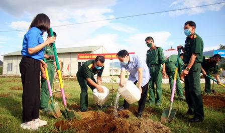 Các đại biểu tham gia trồng cây tại buổi lễ