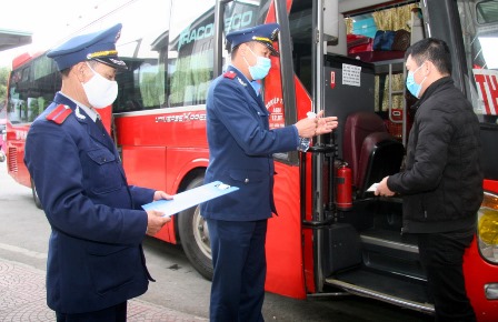 Thanh tra Sở Giao thông Vận tải tỉnh tăng cường kiểm tra, nhắc nhở các nhà xe về công tác phòng, chống dịch Covid-19 tại Bến xe khách tỉnh