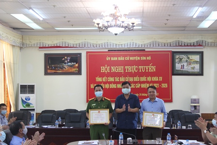 Đồng chí Đồng Văn Liệt - Chủ tịch UBND huyện, Chủ tịch UBBC huyện trao giấy khen cho các tập thể