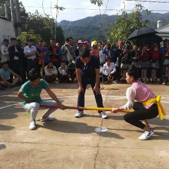 Vận động viên thi đấu đẩy gậy tại Ngày hội văn hóa thể thao các xã vùng thấp huyện Sìn Hồ năm 2020