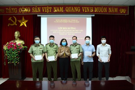 Đồng chí Đồng Thị Lan - Ủy viên Ban Thường vụ, Phó Trưởng ban Tuyên giáo Đảng ủy Khối trao giấy chứng nhận cho các học viên
