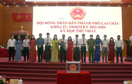 Đại diện lãnh đạo HĐND thành phố Lai Châu tặng hoa chúc mừng các đồng chí trúng chức danh Chủ tịch, Phó chủ tịch và ủy viên UBND thành phố Lai Châu, nhiệm kỳ 2021 - 2026.