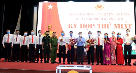 Các đồng chí lãnh đạo HĐND tỉnh và Ủy ban MTTQ Việt Nam tỉnh tặng hoa chúc mừng các đồng chí trúng cử Ủy viên UBND huyện nhiệm kỳ 2021 - 2026