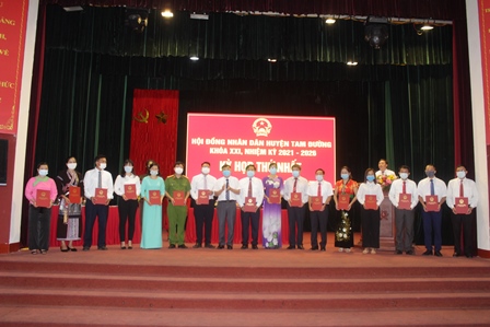 Đồng chí Cao Trang Trọng - Phó Bí thư Huyện ủy trao giấy chứng nhận Đại biểu HĐND huyện khóa XXI, nhiệm kỳ 2021 - 2026