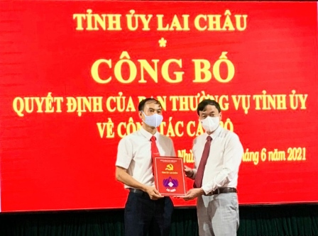  Đồng chí Lê Văn Lương - Phó Bí thư Thường trực Tỉnh ủy trao Quyết định cho đồng chí Nguyễn Thành Đồng