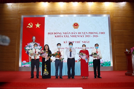 Đồng chí Chu Lê Chinh - Ủy viên Ban Thường vụ Tỉnh ủy, Phó Chủ tịch HĐND tỉnh tặng hoa chúc mừng Thường trực HĐND huyện Phong Thổ khóa XXI, nhiệm kỳ 2021-2026