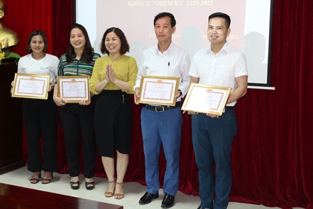 Đồng chí Đồng Thị Lan - Ủy viên Ban Thường vụ, Phó Trưởng ban Tuyên giáo trao giấy chứng nhận cho các học viên