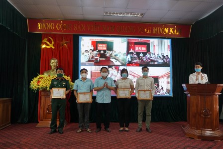 Đồng chí Trần Quốc Khanh  - Tỉnh ủy viên, Bí thư Huyện ủy trao Giấy khen cho các cá nhân