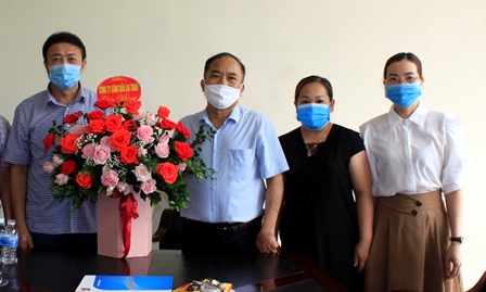 Đồng chí Vũ Trọng Trung - Bí thư Đảng ủy, Chủ tịch kiêm Giám đốc Công ty Xăng dầu Lai Châu tặng hoa chúc mừng Báo Lai Châu