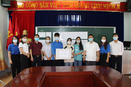 Đồng chí Lý Công Hà - Phó Bí thư Đảng ủy Khối trao quà cho các em học sinh Trường PTDT nội trú tỉnh