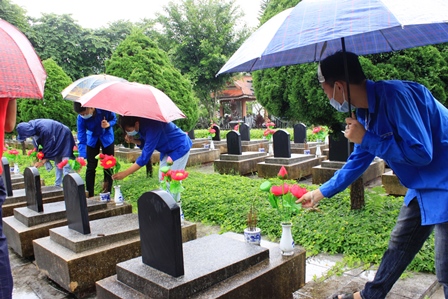Cán bộ, nhân viên lao động Viettel Lai Châu và đoàn viên thanh niên thành phố Lai Châu thay hoa trên các phần mộ liệt sỹ tại Nghĩa trang Liệt sỹ tỉnh