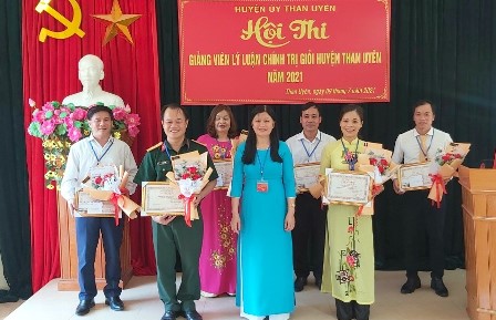 Đồng chí Trần Thị Sâm - UVBTV Huyện ủy, Trưởng Ban Tuyên giáo Huyện ủy, Giám đốc Trung tâm Chính trị huyện trao giải cho thí sinh