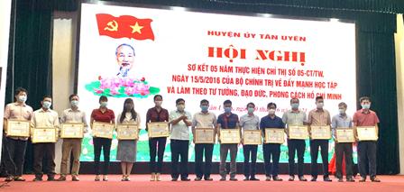 Đồng chí Phan Văn Nguyên - Phó Bí thư Thường trực Huyện ủy trao Giấy khen cho các cá nhân