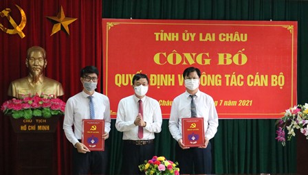 Đồng chí Lê Văn Lương - Phó Bí thư Thường trực Tỉnh ủy trao Quyết định công nhận, điều động cho các đồng chí 