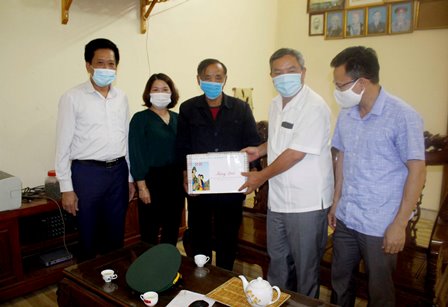Đồng chí Giàng A Tính - UV BTV Tỉnh ủy, Phó Chủ tịch UBND thăm, tặng quà gia đình thương binh Gì A Chúng - bản Hợp 2, xã Dào San (huyện Phong Thổ).