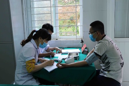 Người dân xã Huổi Luông (huyện Phong Thổ) được tiêm vắc xin phòng Covid-19