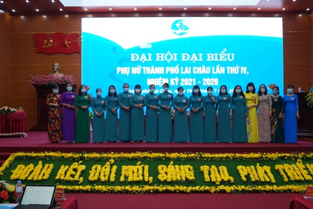 Các đồng chí Ban Chấp hành Hội LHPN thành phố Lai Châu khoá IV, nhiệm kỳ 2021-2026 ra mắt Đại hội