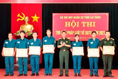 Lãnh đạo Phòng Tham mưu Bộ CHQS tỉnh trao giải cho các thí sinh đạt giải tại Hôi thi