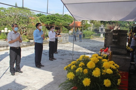 Các đồng chí lãnh đạo Ban Tuyên giáo Tỉnh ủy dâng hương tại Đài tưởng niệm