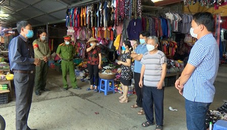Lực lượng chức năng thị trấn Than Uyên tuyên truyền Nhân dân chấp hành việc đeo khẩu trang