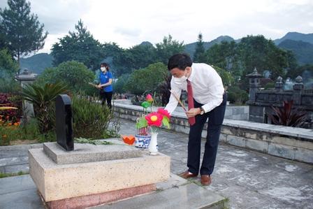 Đồng chí Lê văn Lương - Phó Bí thư Thường trực Tỉnh ủy thắp hương lên từng phần mộ các Anh hùng Liệt sĩ