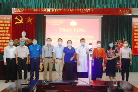 Đại diện lãnh đạo Ủy ban MTTQ Việt Nam huyện, Trung tâm Y tế huyện tiếp nhận quà tặng