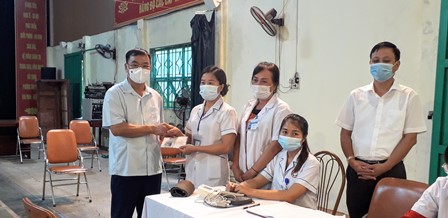 Đồng chí Tống Thanh Bình - UV BTV Tỉnh ủy, Bí thư Thành ủy, Chủ tịch UBND thành phố trao tặng số tiền cho các điểm tiêm chủng vắc xin