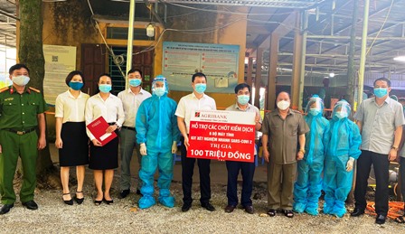 Lãnh đạo Agribank Lai Châu trao tặng thiết bị phục vụ phòng dịch Covid-19 cho Chốt kiểm soát dịch bệnh Covid-19 số 1