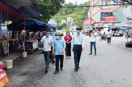 Đồng chí Phó Chủ tịch Thường trực UBND tỉnh kiểm công tác phòng, chống dịch tại chợ Đoàn Kết, thành phố Lai Châu