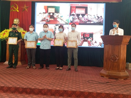 Đồng chí Trần Quốc Khanh - TUV, Bí thư Huyện ủy trao Giấy khen cho các tập thể tiêu biểu trong thực hiện Chỉ thị số 05-CT/TW giai đoạn 2016-2020