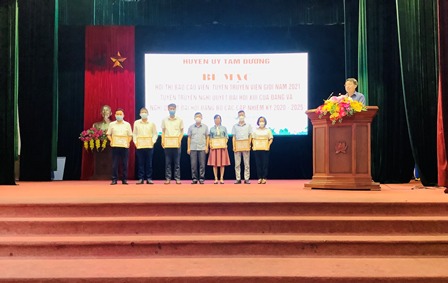 Đồng chí Cao Trang Trọng – Phó Bí thư Thường trực kiêm Trưởng Ban Tổ chức Hội thi trao giấy chứng nhận cho các thí sinh đạt giải