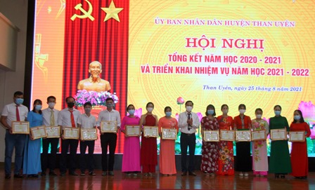 Đồng chí Trần Quang Chiến – Phó Chủ tịch UBND huyện trao giấy khen cho các cá nhân đạt danh hiệu Chiến sỹ thi đua cấp cơ sở