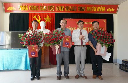 Đồng chí Lê Văn Lương - Phó Bí thư Thường trực Tỉnh ủy tặng hoa và trao các quyết định cho các đồng chí nghỉ chế độ hưu trí và bổ nhiệm chức vụ mới