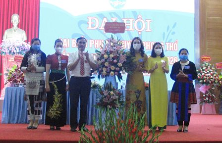Đồng chí Nguyễn Văn Thanh - Phó Bí thư Thường trực Huyện ủy tặng hoa chúc mừng Đại hội