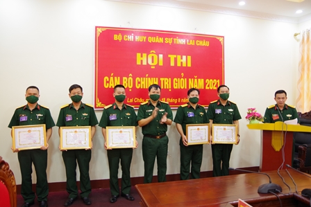 Đại tá Nguyễn Văn Chính - Ủy viên Ban Thường vụ Đảng ủy Quân sự tỉnh, Phó Chính ủy Bộ CHQS tỉnh trao giải cho các thí sinh đạt giải tại Hội thi