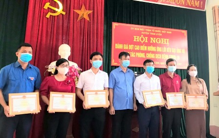Đồng chí Nguyễn Văn Thăng - Phó Chủ tịch UBND huyện trao giấy khen cho các tập thể có nghĩa cử cao đẹp tham đóng góp, ủng hộ phòng, chống dịch Covid-19