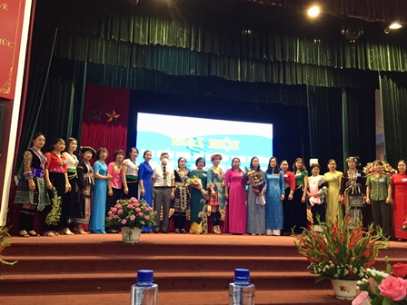 Các đồng chí lãnh đạo Hội LHPN tỉnh, Huyện ủy tặng hoa chúc mừng Ban Chấp hành Hội LHPN huyện khóa XX